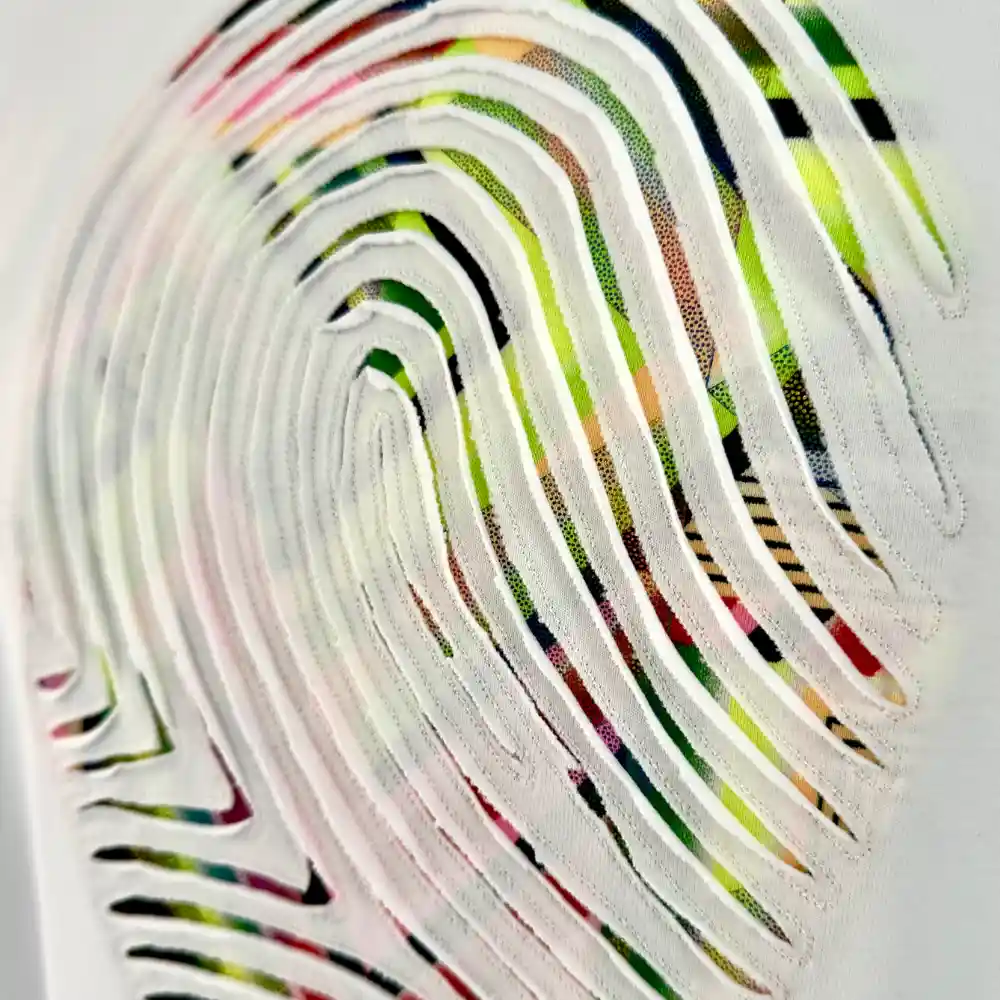 Motivo Fingerprint en patrón multicolor sobre blanco, bordado 3D cortado a mano — Migula Studio